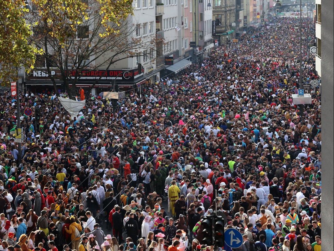 Tausende Menschen feiern auf der Zülpicher Straße Karneval.