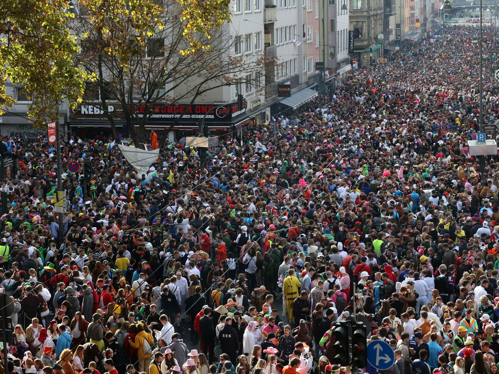 Tausende Menschen feiern auf der Zülpicher Straße Karneval.