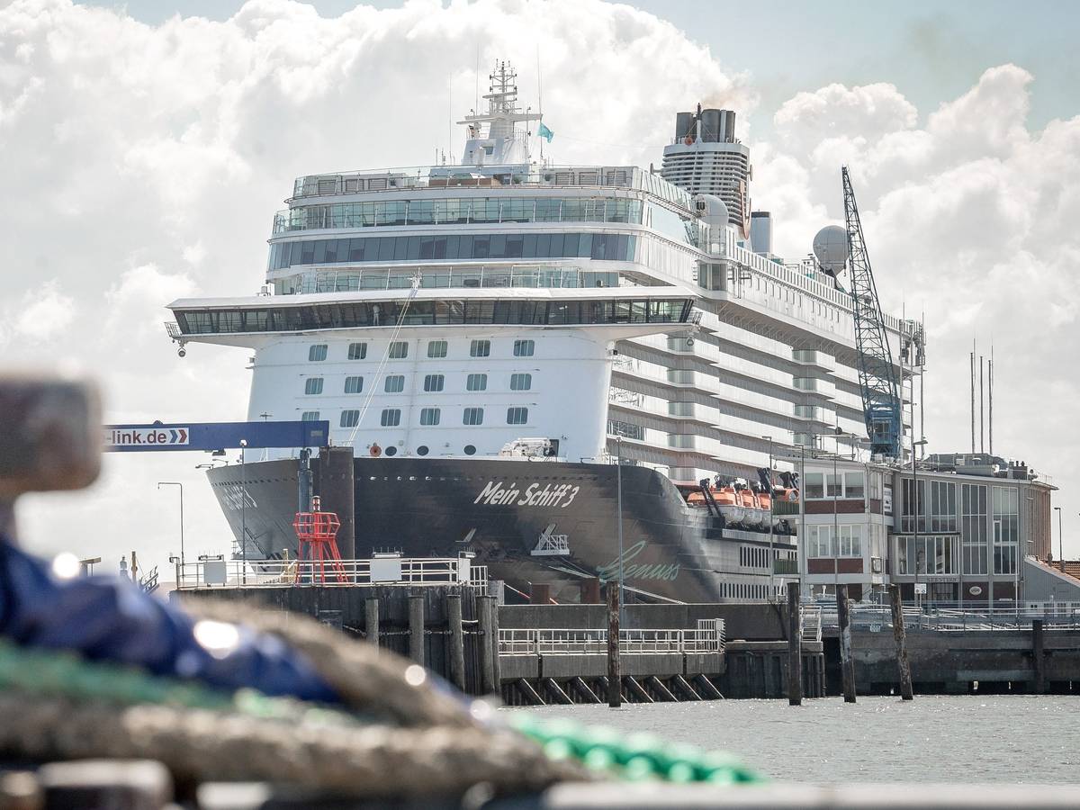 Das Kreuzfahrtschiff „Mein Schiff 3“ geriet bei der Hafenausfahrt in Portugal in ein heftiges Unwetter.