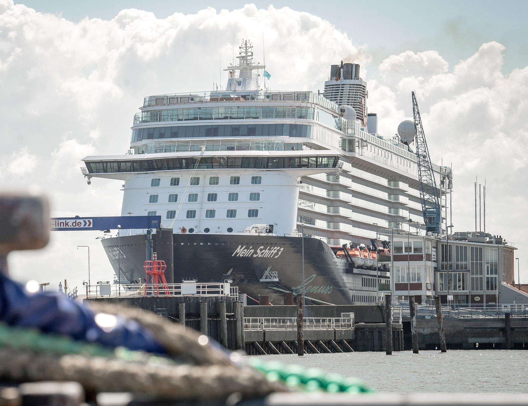 Das Kreuzfahrtschiff „Mein Schiff 3“ geriet bei der Hafenausfahrt in Portugal in ein heftiges Unwetter.