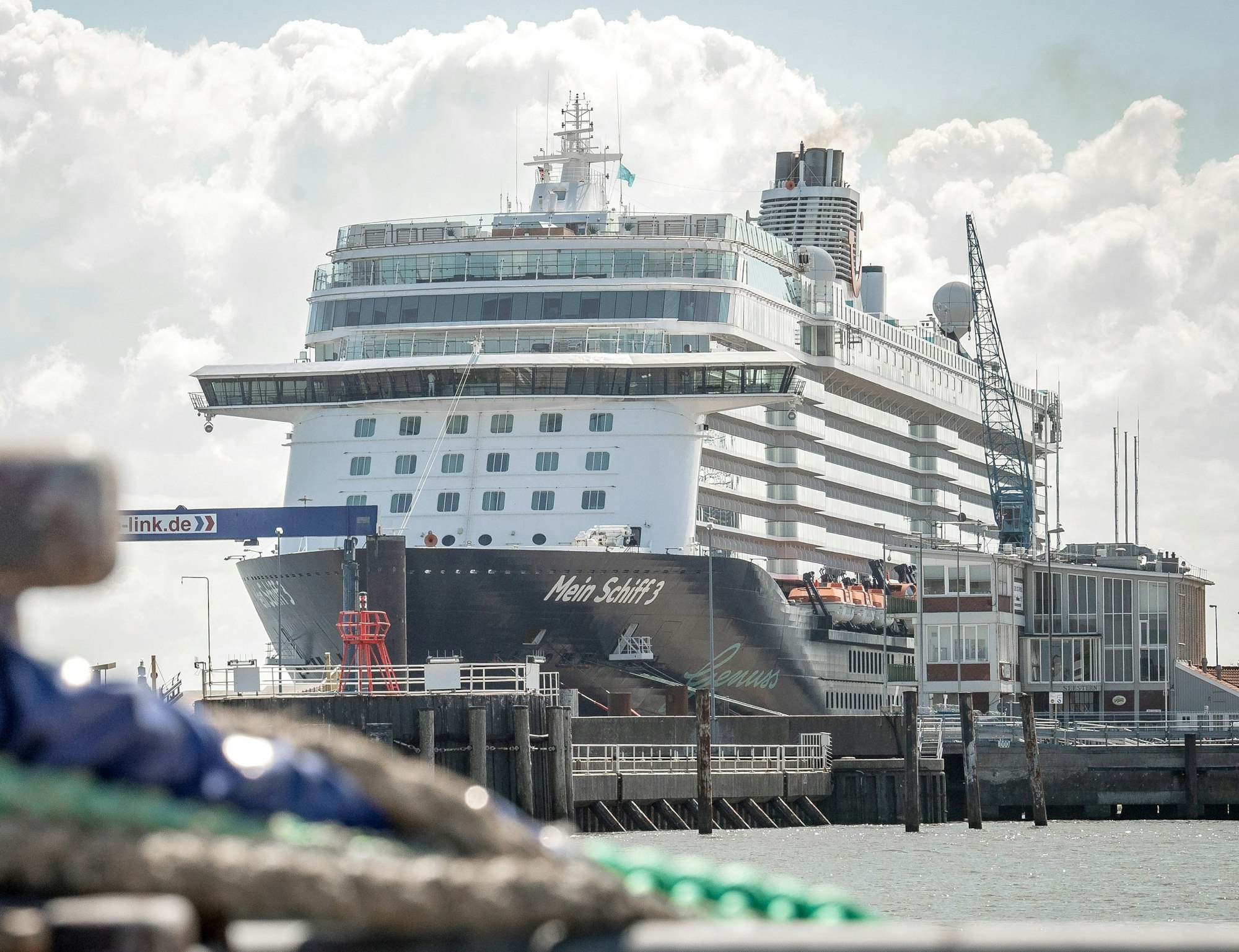 Das Kreuzfahrtschiff „Mein Schiff 3“ geriet bei der Hafenausfahrt in Portugal in ein heftiges Unwetter.