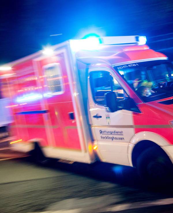 Ein Rettungswagen der Feuerwehr fährt am 17. Oktober 2015 in Recklinghausen mit Blaulicht durch eine Straße.