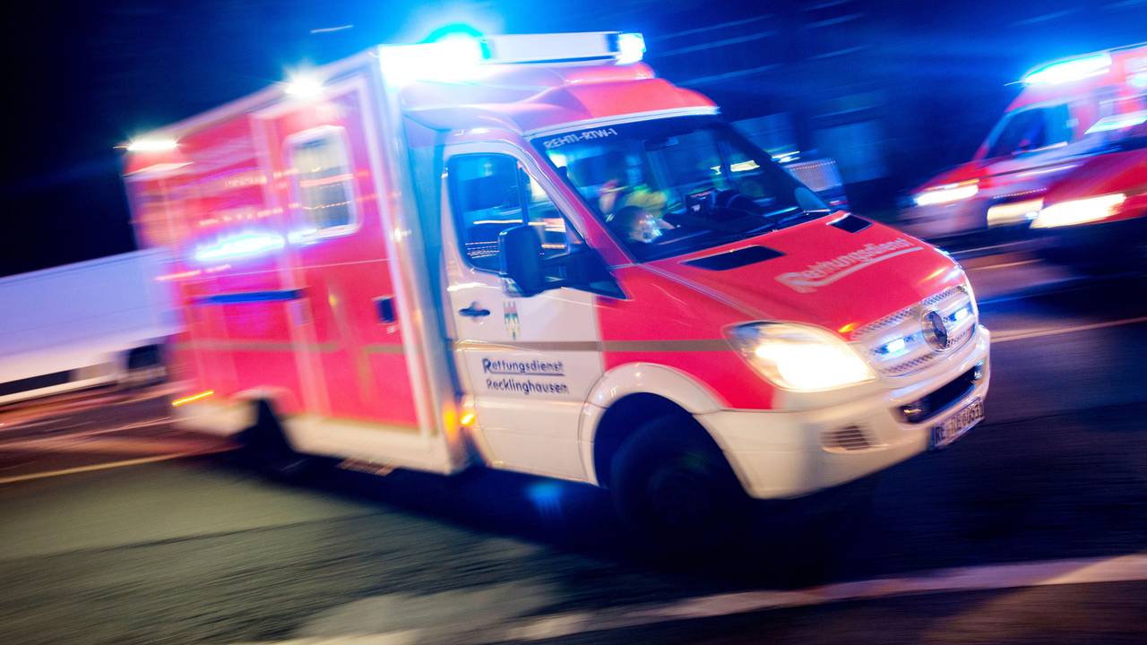 Ein Rettungswagen der Feuerwehr fährt am 17. Oktober 2015 in Recklinghausen mit Blaulicht durch eine Straße.