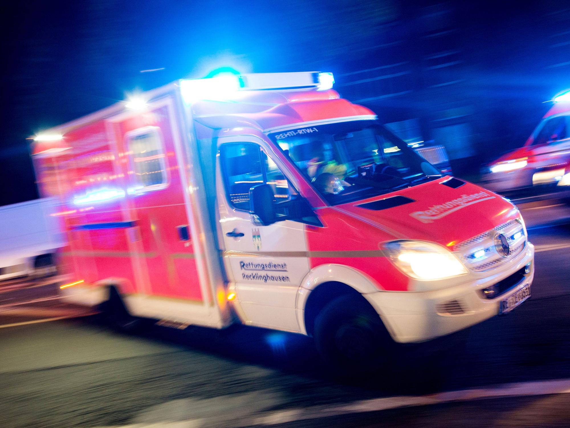 Ein Rettungswagen der Feuerwehr fährt am 17. Oktober 2015 in Recklinghausen mit Blaulicht durch eine Straße.