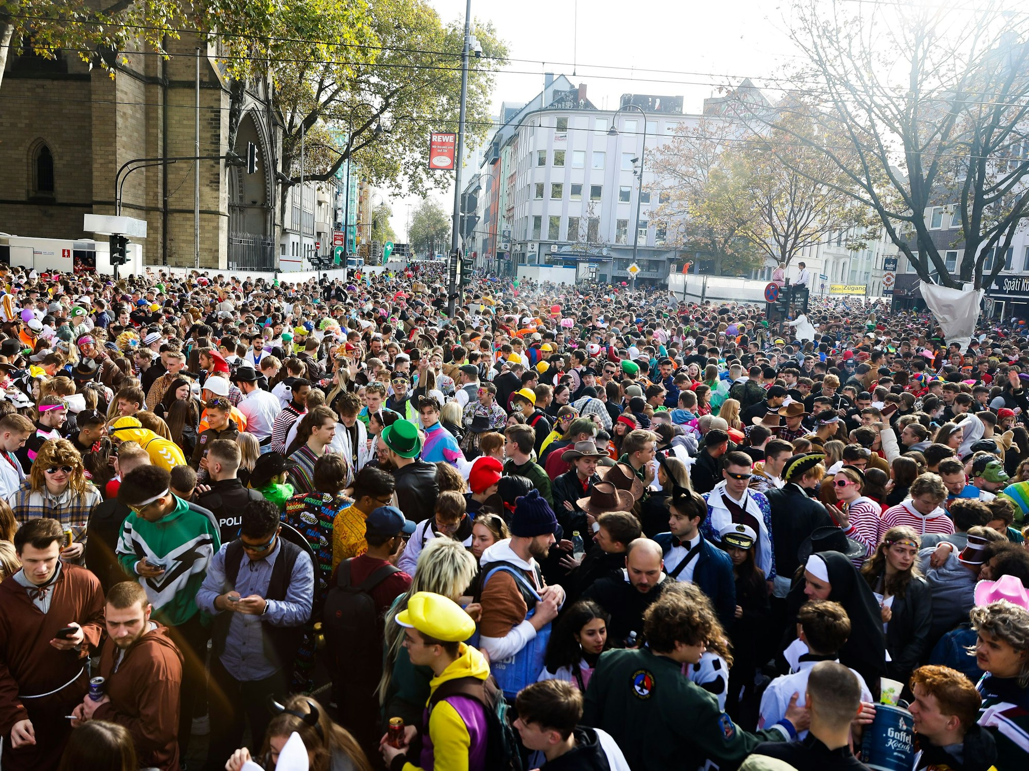 Tausende Menschen drängeln sich auf der Zülpicher Straße aneinander. Zum 11.11. in Köln war die Feiermeile überfüllt.