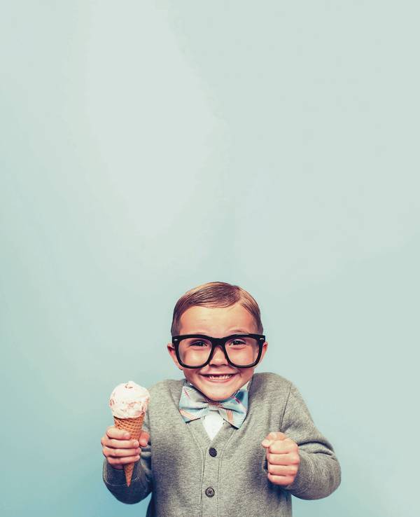 Kleiner Junge im Retro-Look freut sich über ein Eis.