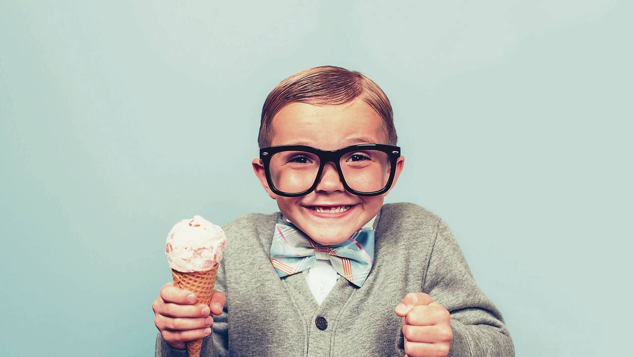 Kleiner Junge im Retro-Look freut sich über ein Eis.