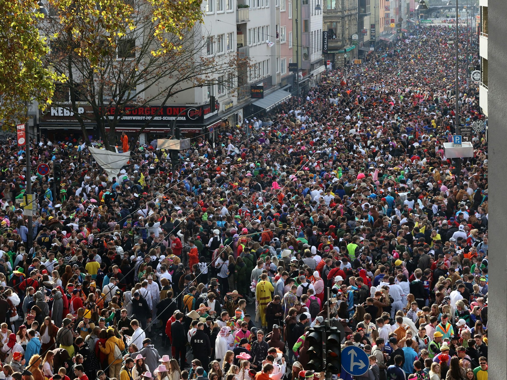 Blick auf die Zülpicher Straße am 11.11. von oben. Es ist kaum Platz zwischen den Feiernden.