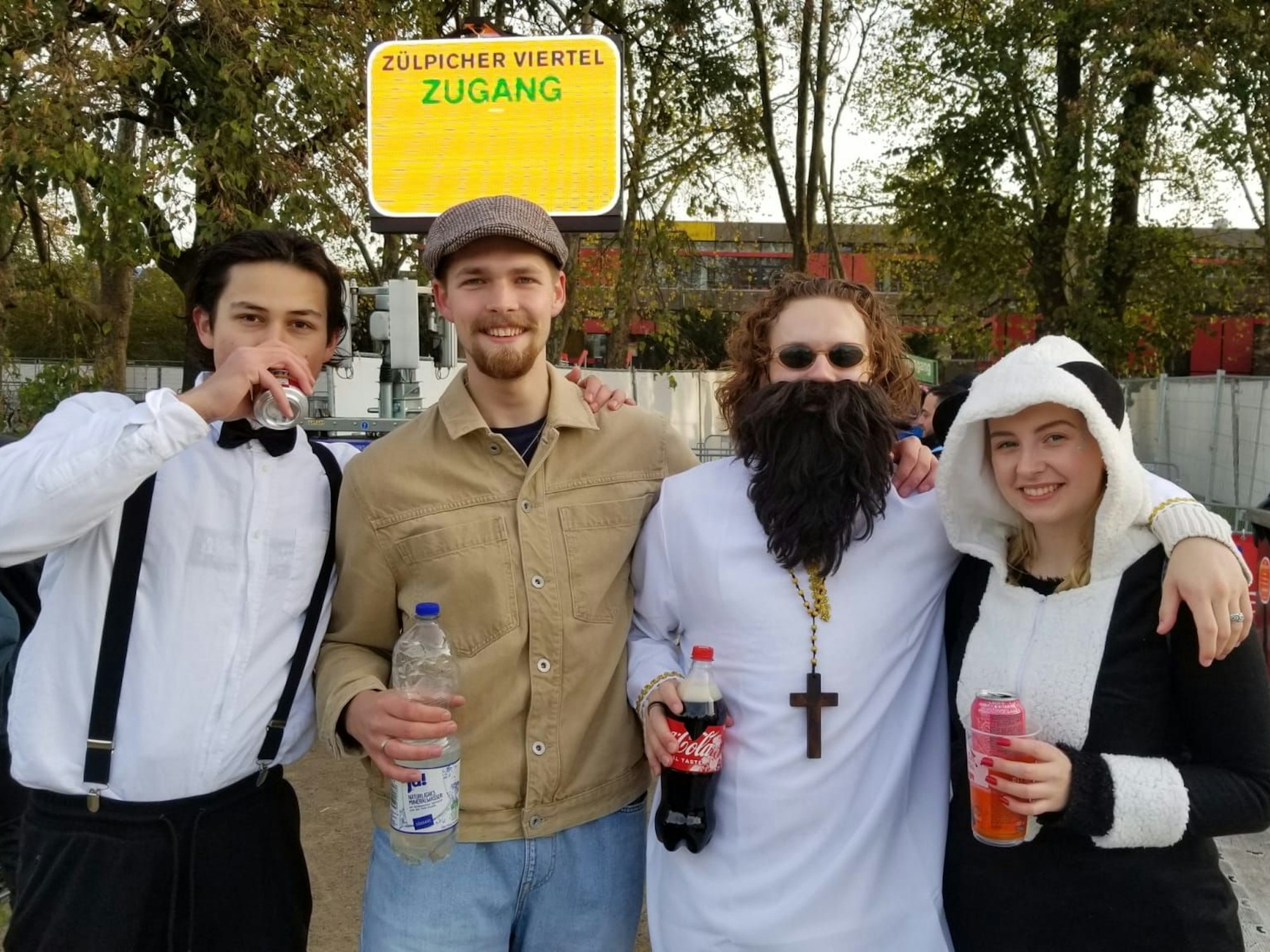 Kölner Studis am 11.11. am Eingang zur Zülpicher Straße.