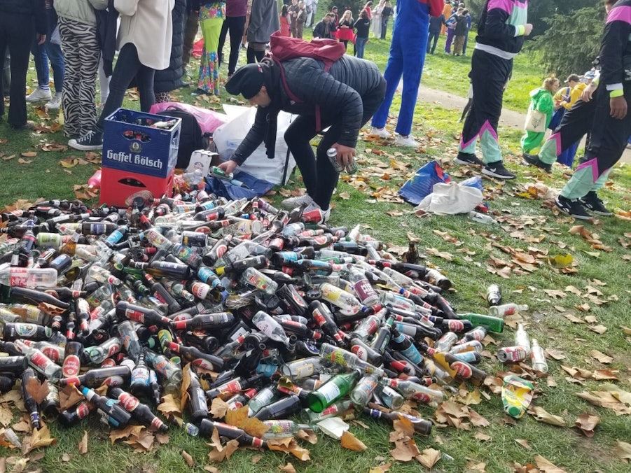 Pfandflaschenberg am Eingang zur Zülpicher Straße.