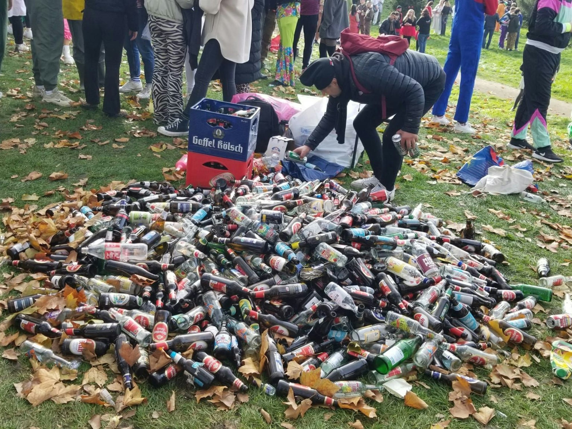 Pfandflaschenberg am Eingang zur Zülpicher Straße.