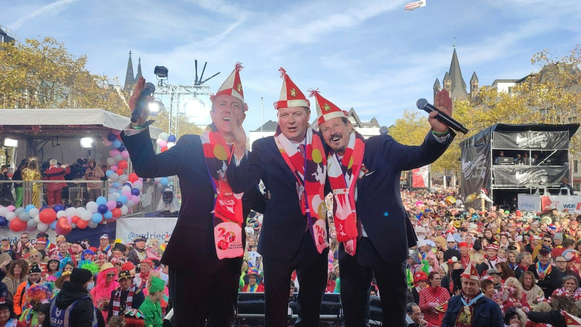Das Dreigestirn auf dem Heumarkt in Köln.