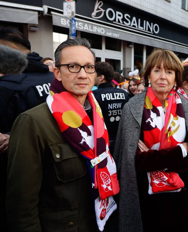 Sessionsauftakt am 11.11.2022 in Köln: Kölns Oberbürgermeisterin Henriette Reker, Polizeipräsident Falk Schnabel und Festkomitee-Präsident Christoph Kuckelkorn auf der Zülpicher Straße.