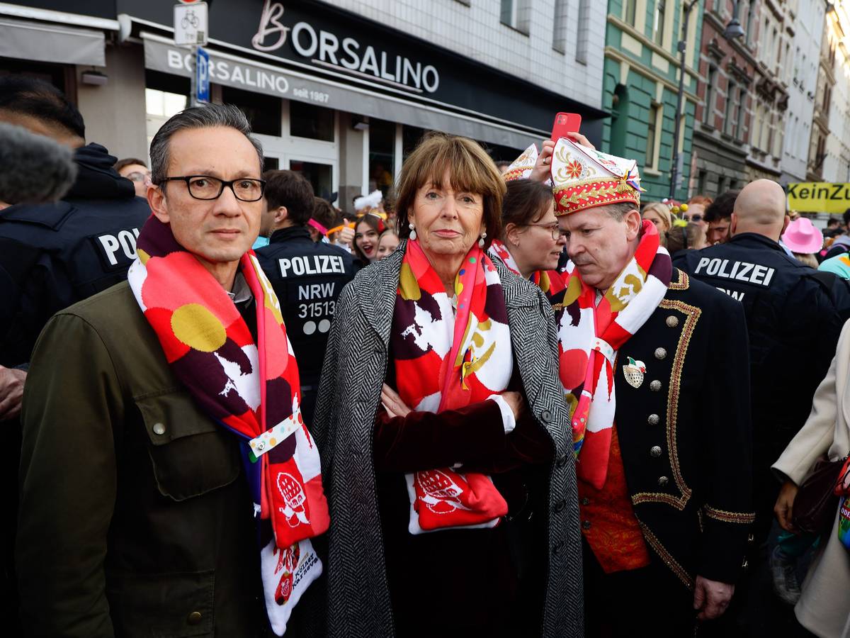 Sessionsauftakt am 11.11.2022 in Köln: Kölns Oberbürgermeisterin Henriette Reker, Polizeipräsident Falk Schnabel und Festkomitee-Präsident Christoph Kuckelkorn auf der Zülpicher Straße.