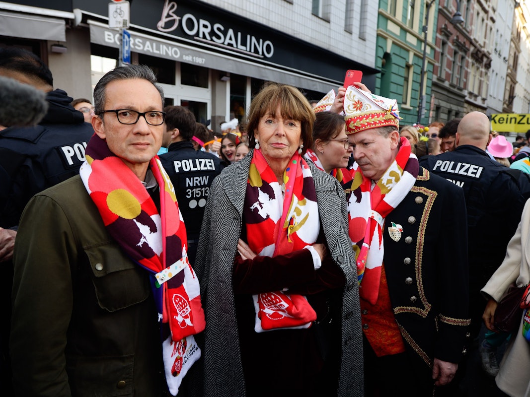 Sessionsauftakt am 11.11.2022 in Köln: Kölns Oberbürgermeisterin Henriette Reker, Polizeipräsident Falk Schnabel und Festkomitee-Präsident Christoph Kuckelkorn auf der Zülpicher Straße.