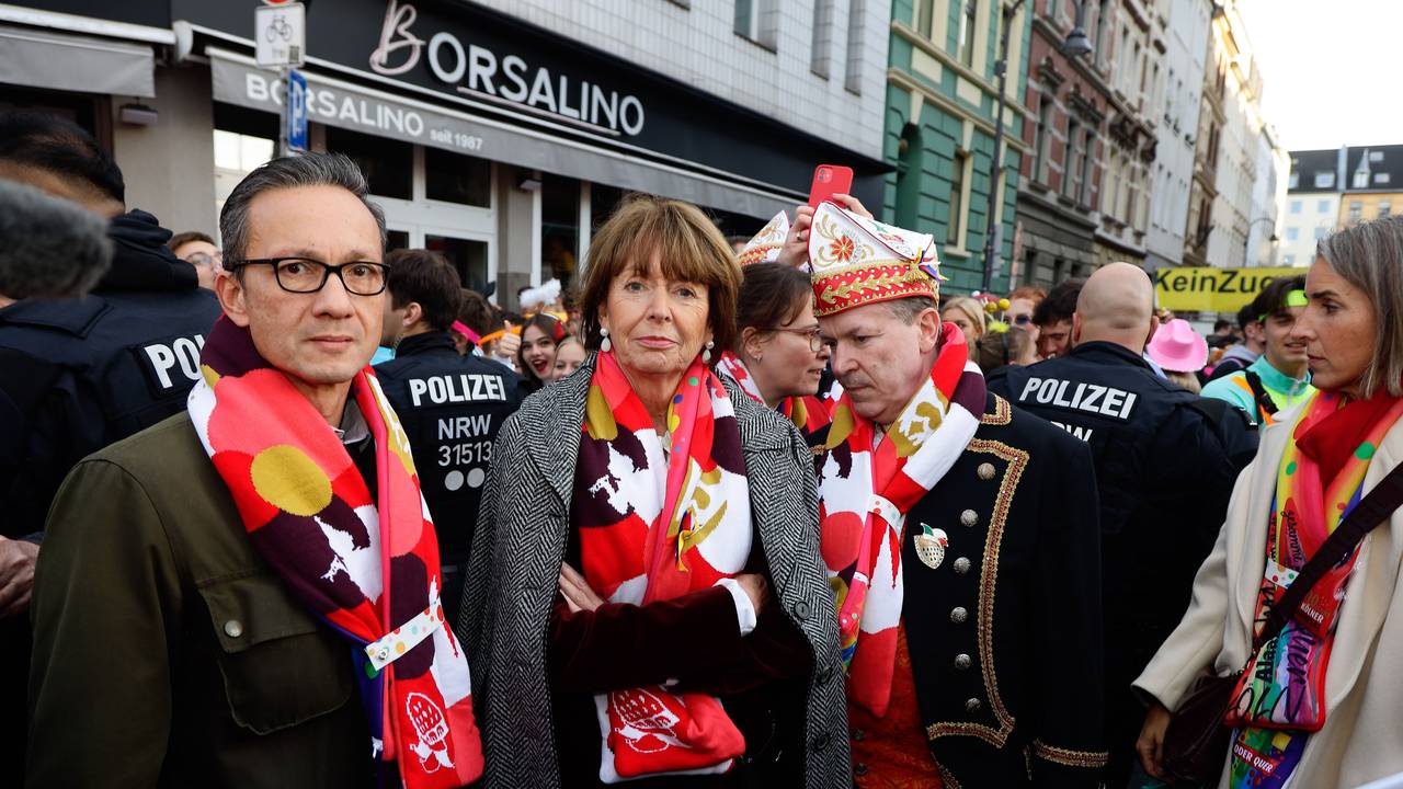 Sessionsauftakt am 11.11.2022 in Köln: Kölns Oberbürgermeisterin Henriette Reker, Polizeipräsident Falk Schnabel und Festkomitee-Präsident Christoph Kuckelkorn auf der Zülpicher Straße.