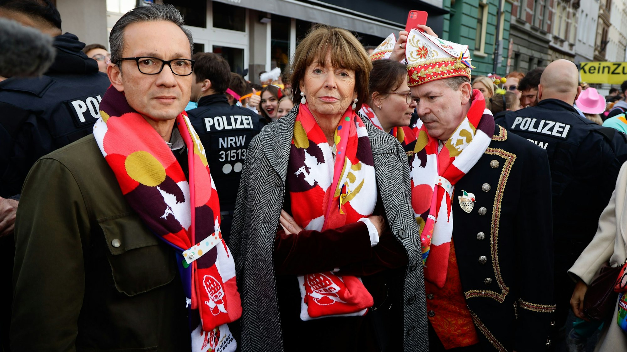 Sessionsauftakt am 11.11.2022 in Köln: Kölns Oberbürgermeisterin Henriette Reker, Polizeipräsident Falk Schnabel und Festkomitee-Präsident Christoph Kuckelkorn auf der Zülpicher Straße.