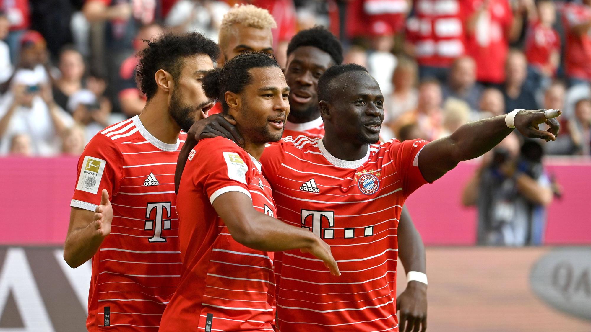 Sadio Mané (r.) und Serge Gnabry bejubeln Arm in Arm das Tor gegen den 1. FSV Mainz 05.