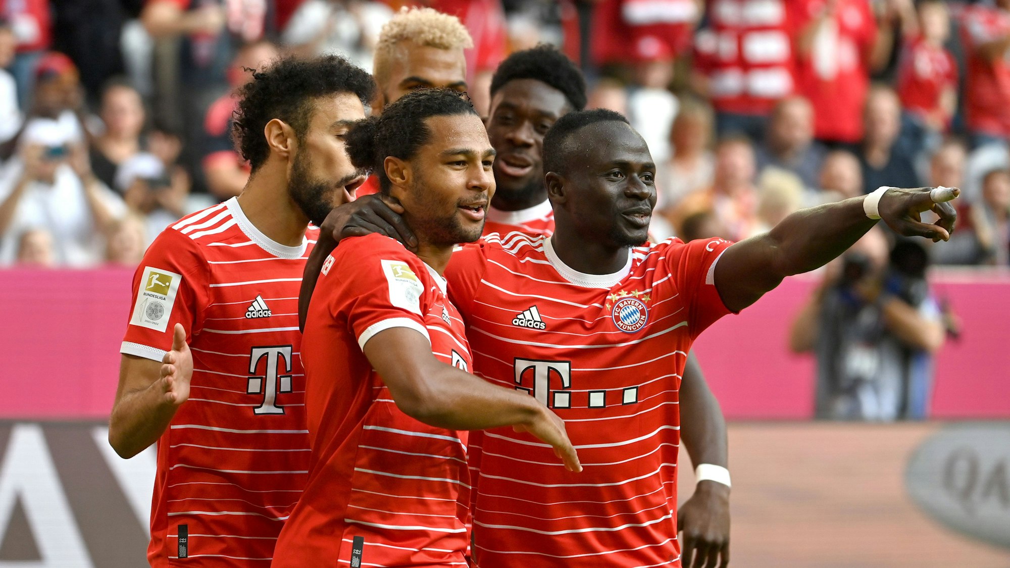 Sadio Mané (r.) und Serge Gnabry bejubeln Arm in Arm das Tor gegen den 1. FSV Mainz 05.