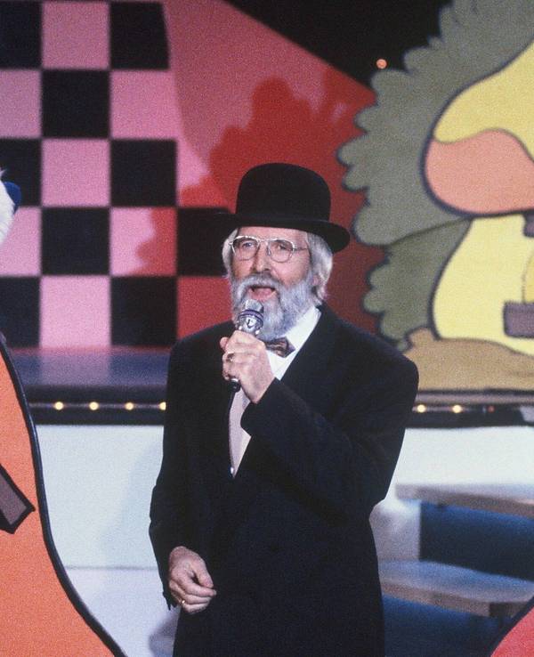 Vader Abraham performt 1990 mit den Schlümpfen sein „Lied der Schlümpfe“.