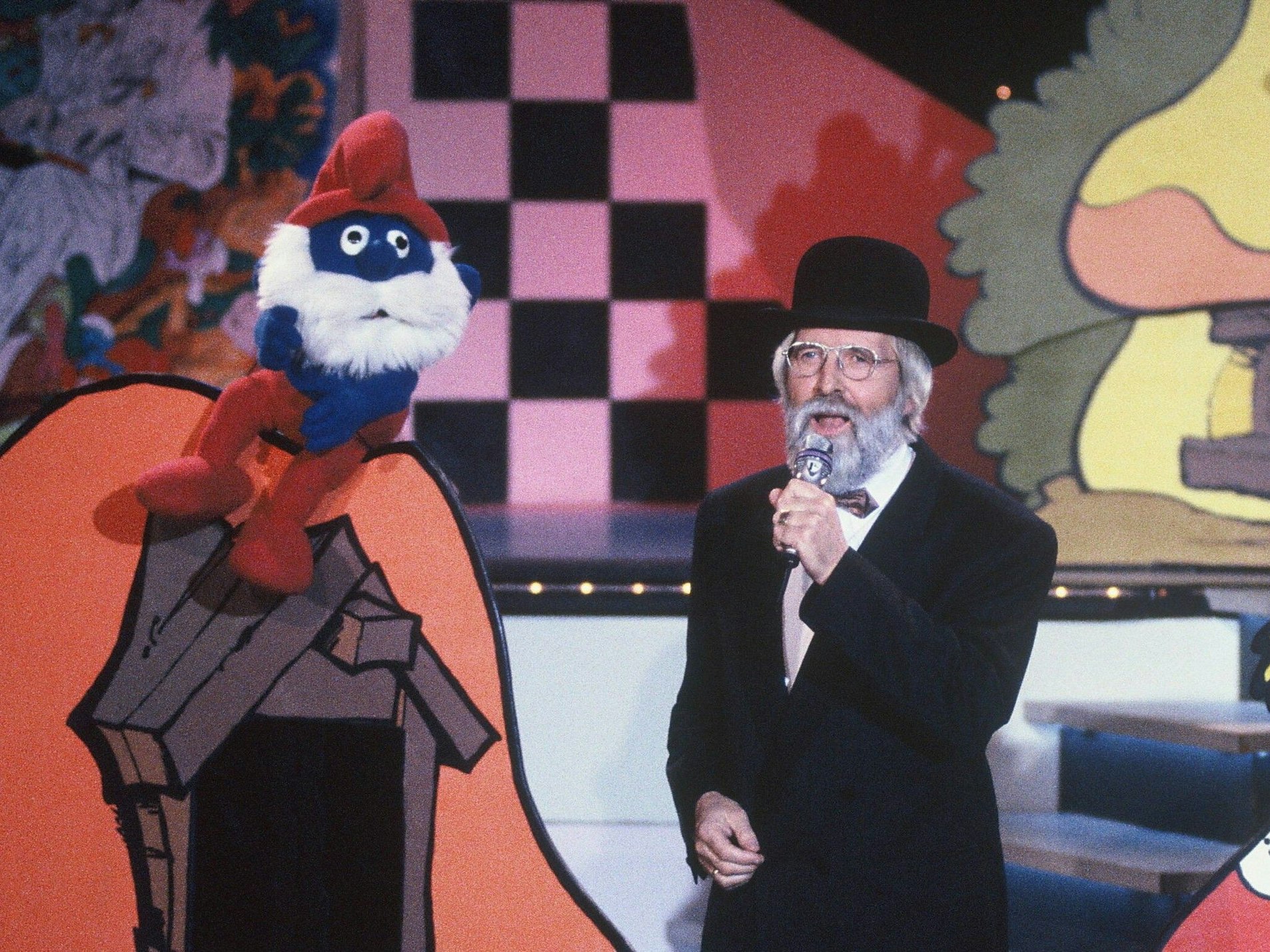 Vader Abraham performt 1990 mit den Schlümpfen sein „Lied der Schlümpfe“.