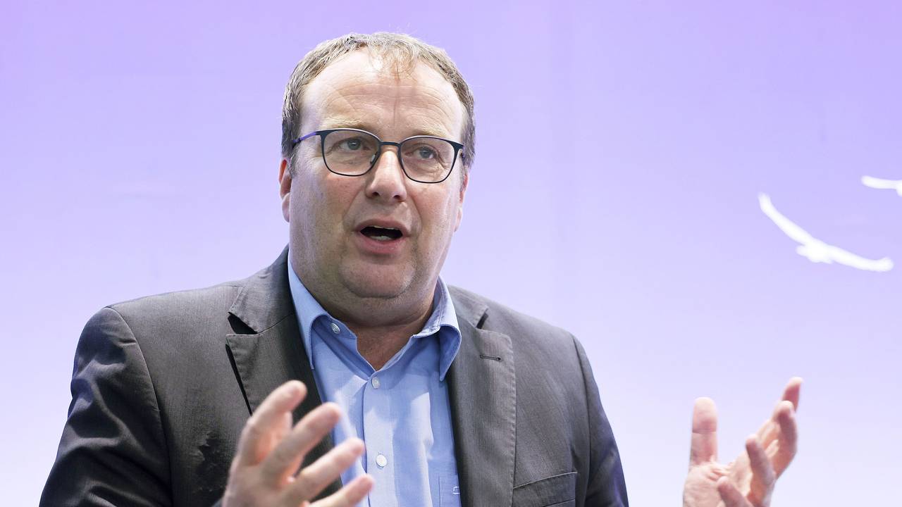 Oliver Krischer (Grüne), Umweltminister in Nordrhein-Westfalen (hier im August 2022 in Duisburg), warnt eindringlich davor, auf Kosten der eigenen Gesundheit Energie zu sparen. Sein Ministerium warnt vor drei fatalen Fehlern.picture alliance/dpa