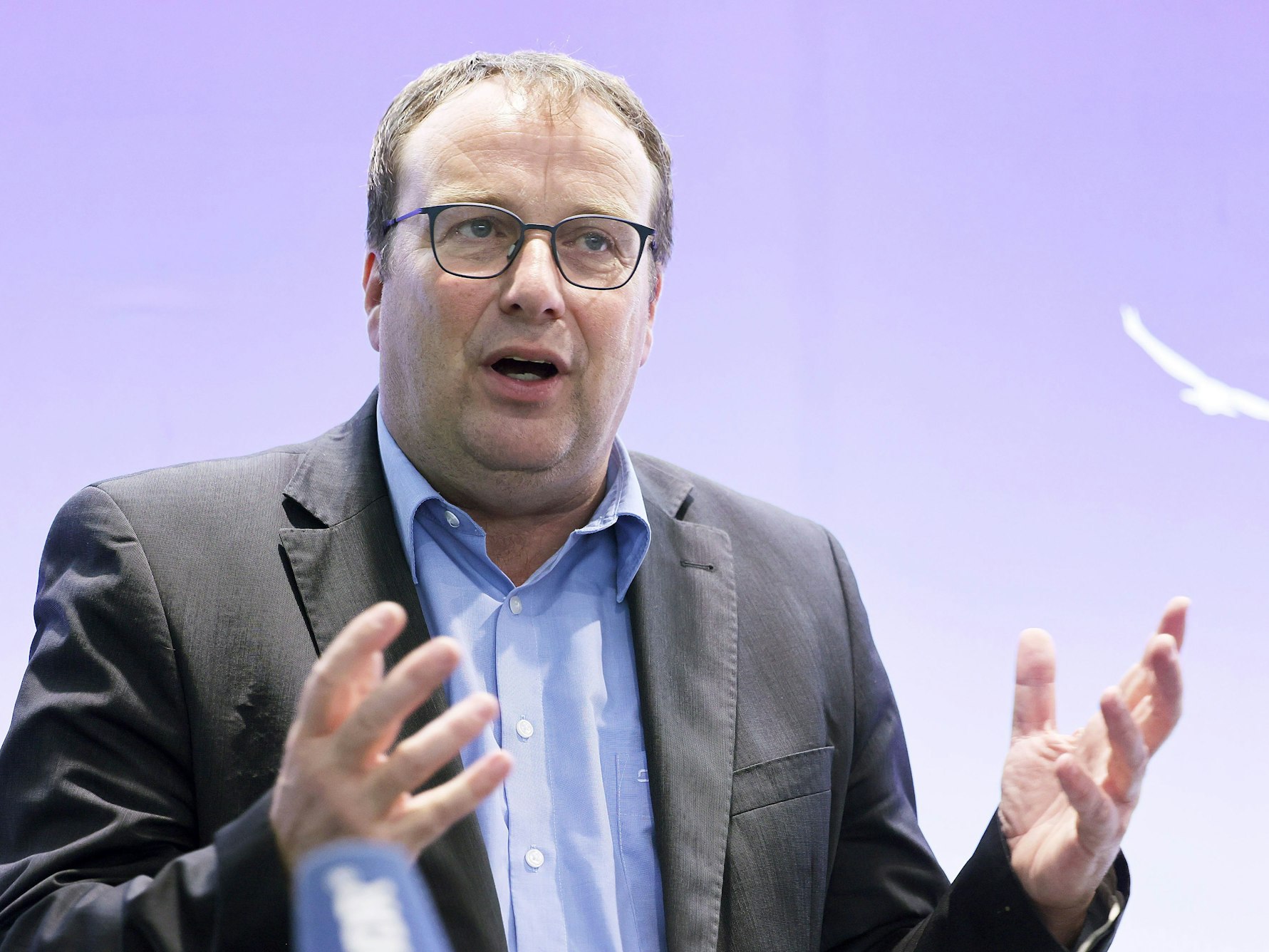 Oliver Krischer (Grüne), Umweltminister in Nordrhein-Westfalen (hier im August 2022 in Duisburg), warnt eindringlich davor, auf Kosten der eigenen Gesundheit Energie zu sparen. Sein Ministerium warnt vor drei fatalen Fehlern.picture alliance/dpa