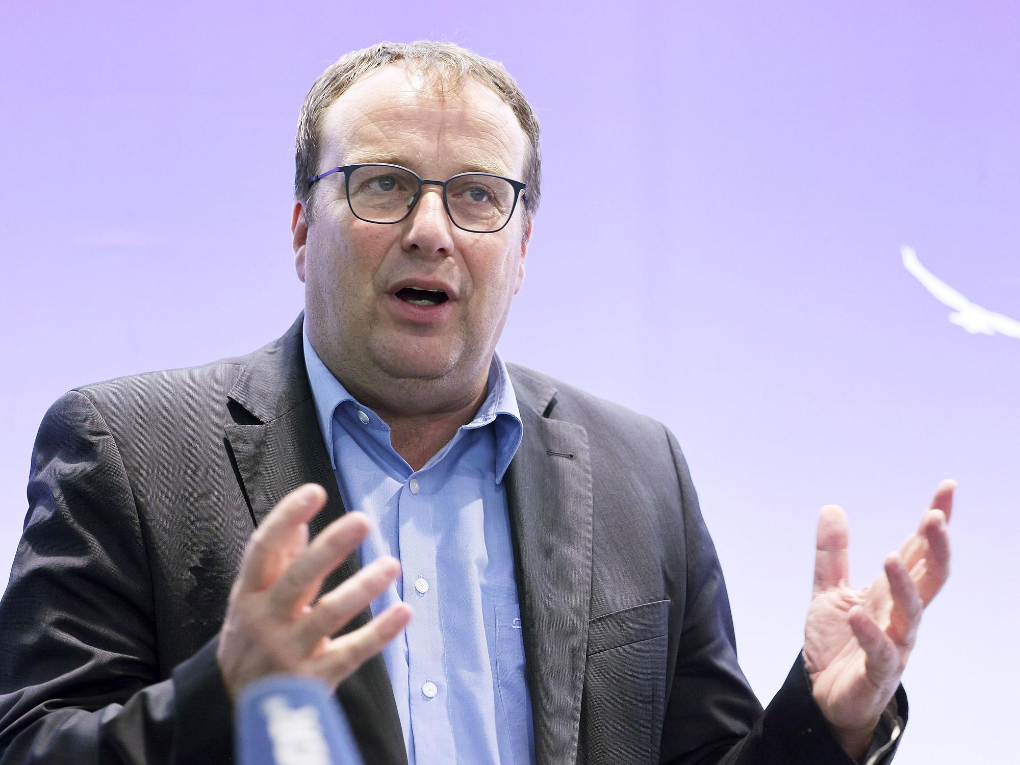 Oliver Krischer (Grüne), Umweltminister in Nordrhein-Westfalen (hier im August 2022 in Duisburg), warnt eindringlich davor, auf Kosten der eigenen Gesundheit Energie zu sparen. Sein Ministerium warnt vor drei fatalen Fehlern.picture alliance/dpa