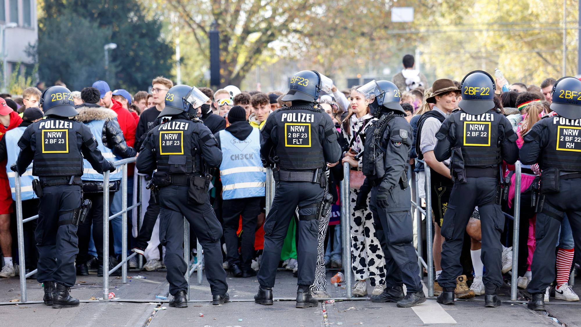 Der Karnevalsauftakt zum 11.11. hat in Köln wie erwartet zu einem Massenandrang geführt.