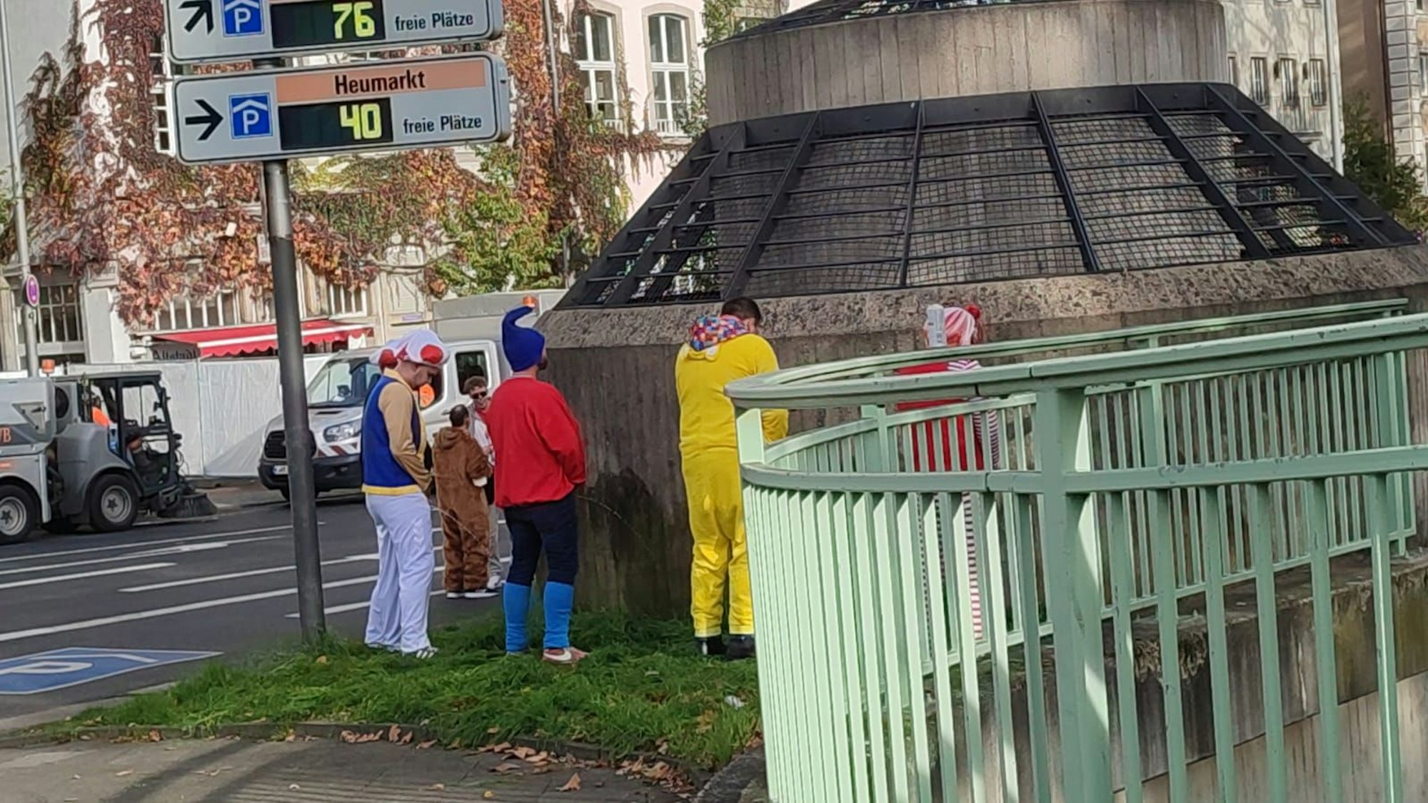 Wildpinkler erleichtern sich in der Innenstadt.
