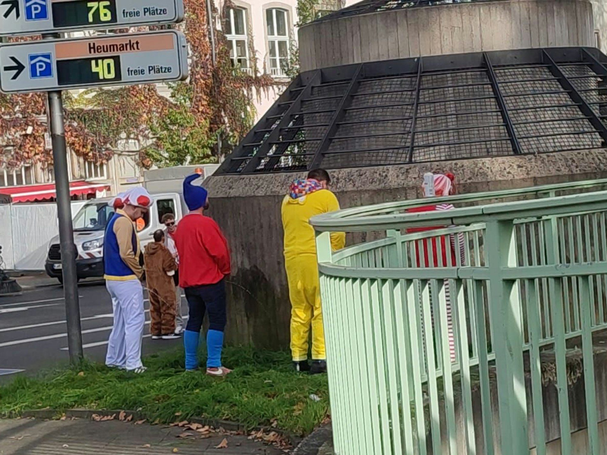 Wildpinkler am 11.11. in Köln.