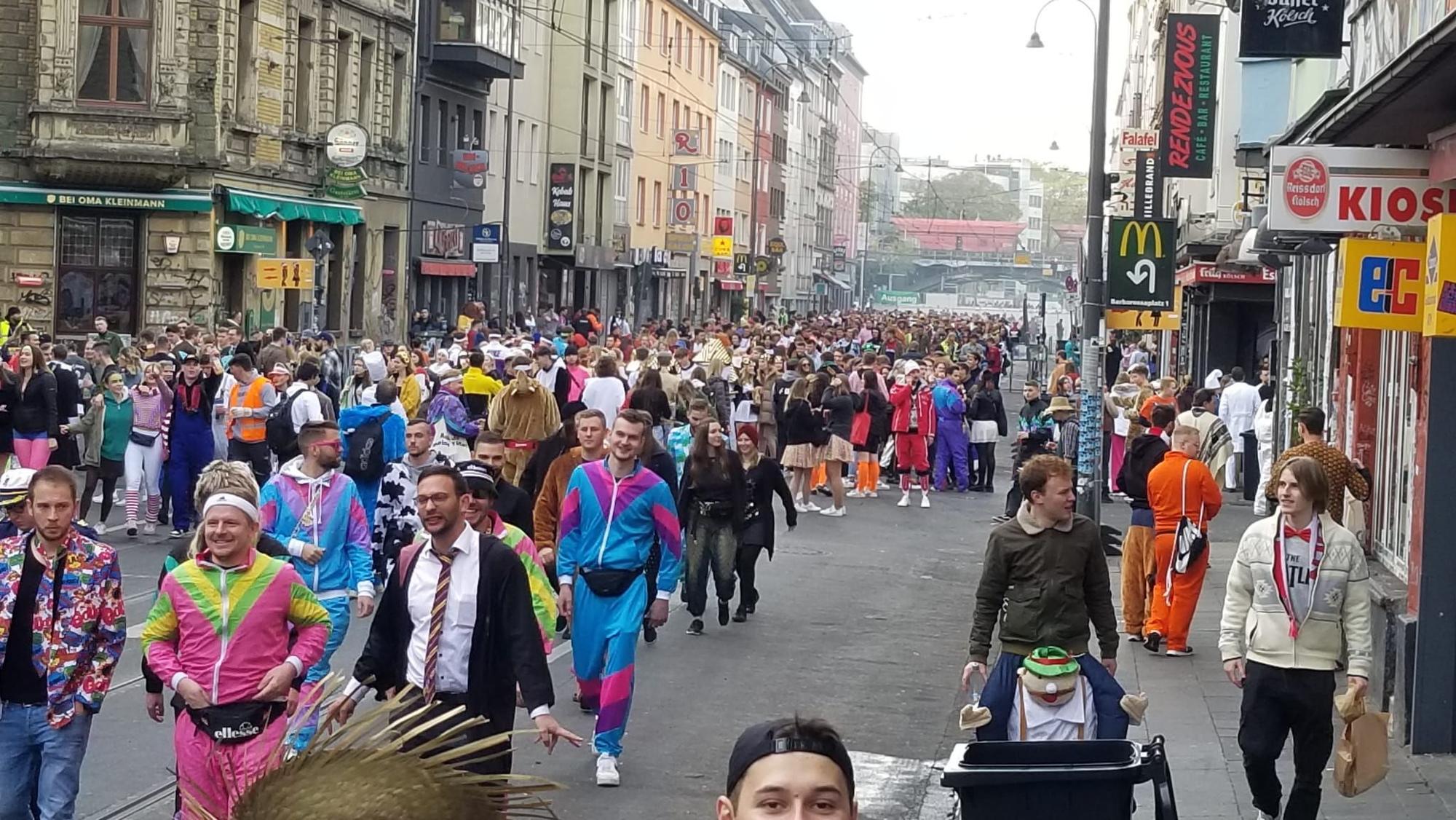Die Zülpicher Straße in Köln am 11.11. um 9.41 Uhr.