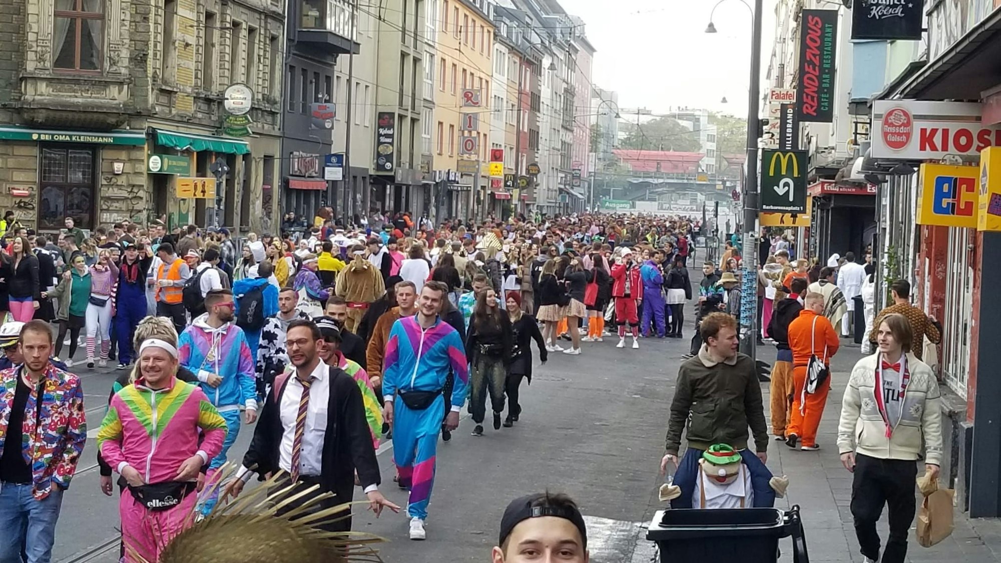 Die Zülpicher Straße in Köln am 11.11. um 9.41 Uhr.