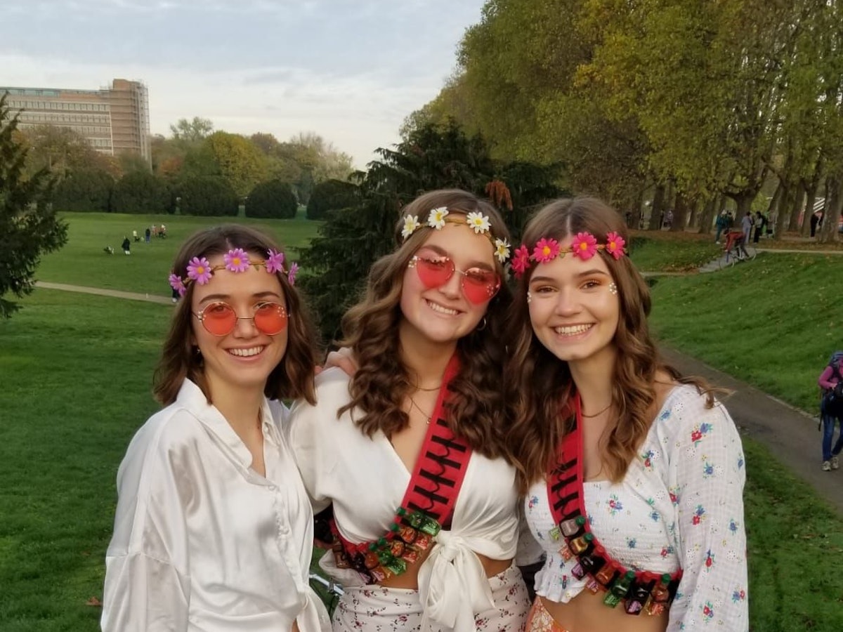 Eine verkleidete Gruppe schaut in die Kamera.