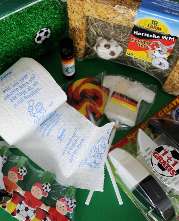 Solche Fanartikel, wie diese kuriosen Stücke hier, die während der WM in Südafrika 2010 verkauft worden sind, wird es in diesem Jahr wohl kaum geben.