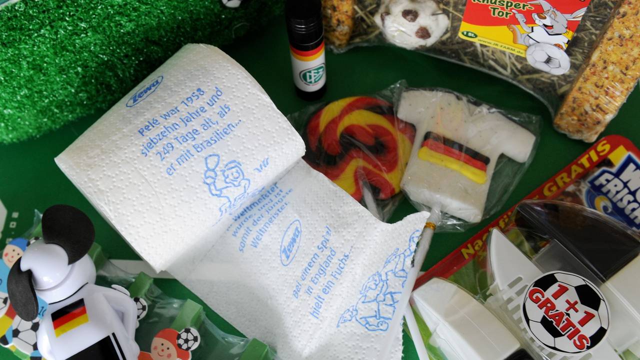 Solche Fanartikel, wie diese kuriosen Stücke hier, die während der WM in Südafrika 2010 verkauft worden sind, wird es in diesem Jahr wohl kaum geben.