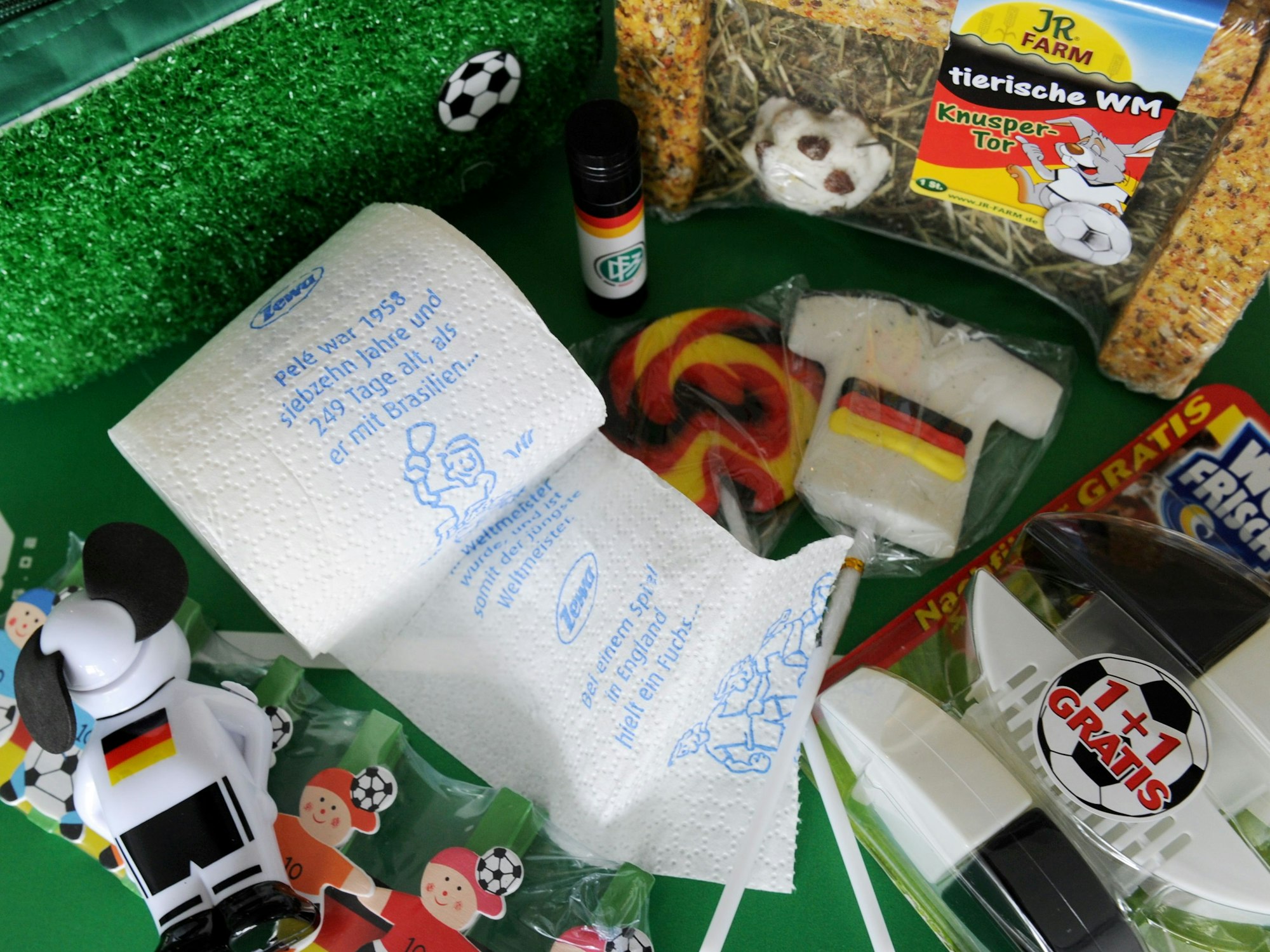 Solche Fanartikel, wie diese kuriosen Stücke hier, die während der WM in Südafrika 2010 verkauft worden sind, wird es in diesem Jahr wohl kaum geben.