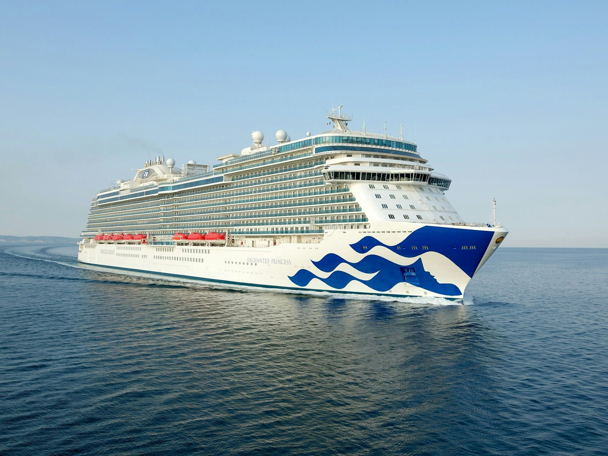 Ein Kreuzfahrtschiff der Princess Cruises auf See.