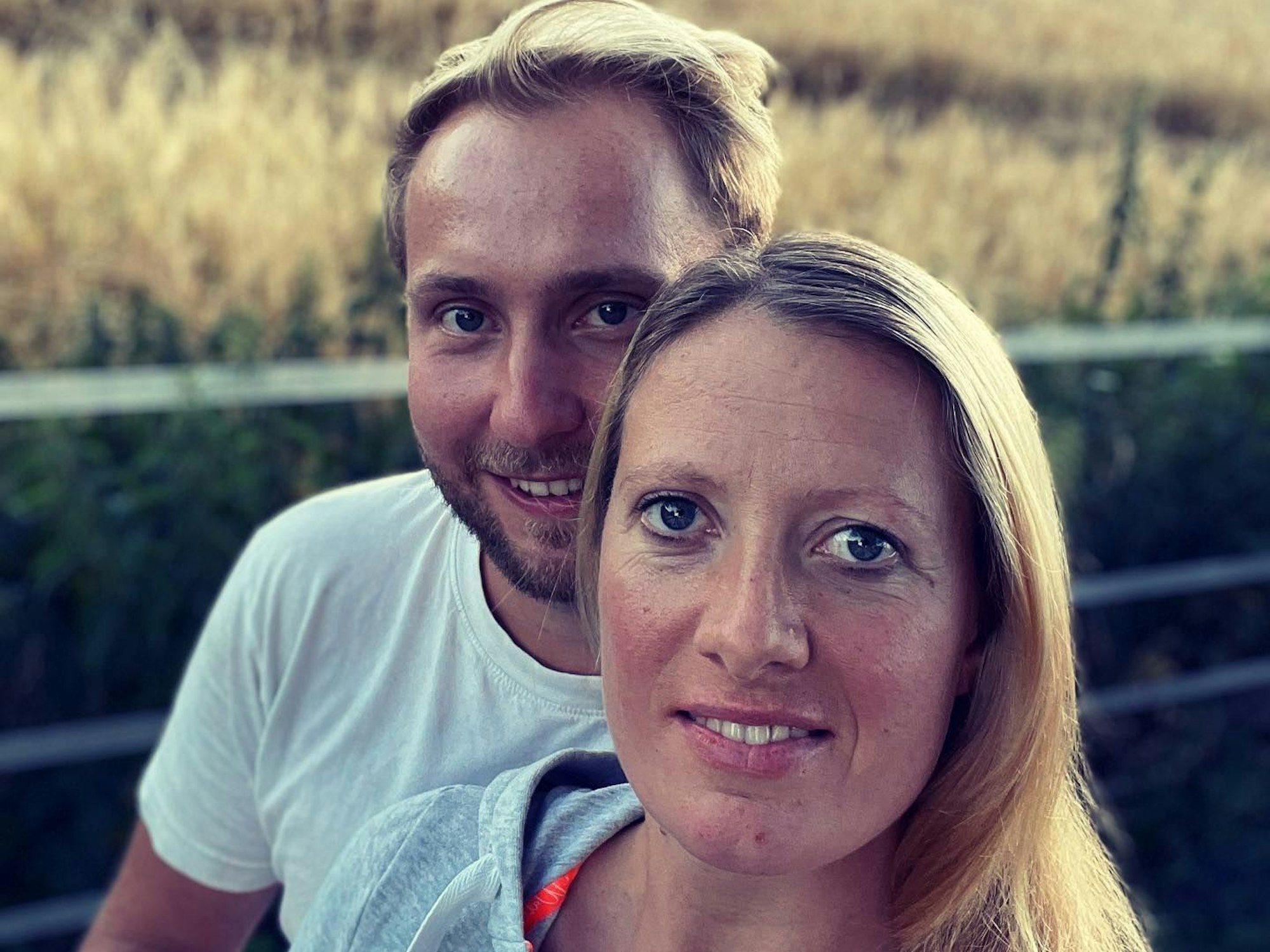 Denise und Nils lächeln für ein Selfie in die Kamera.