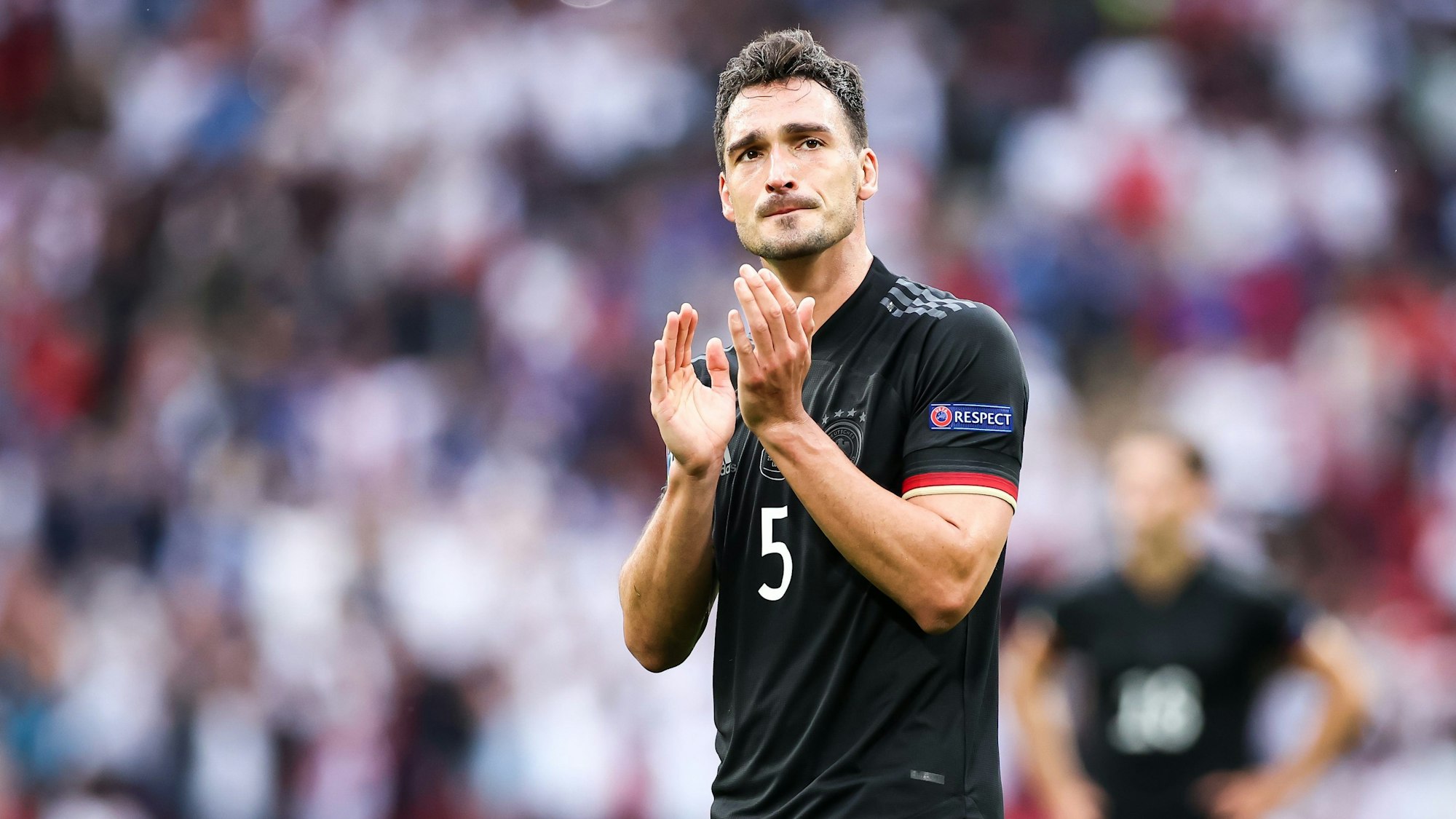 DFB-Star Mats Hummels klatscht sichtlich enttäuscht in Richtung der deutschen Fans nach dem Achtelfinal-Aus gegen England.