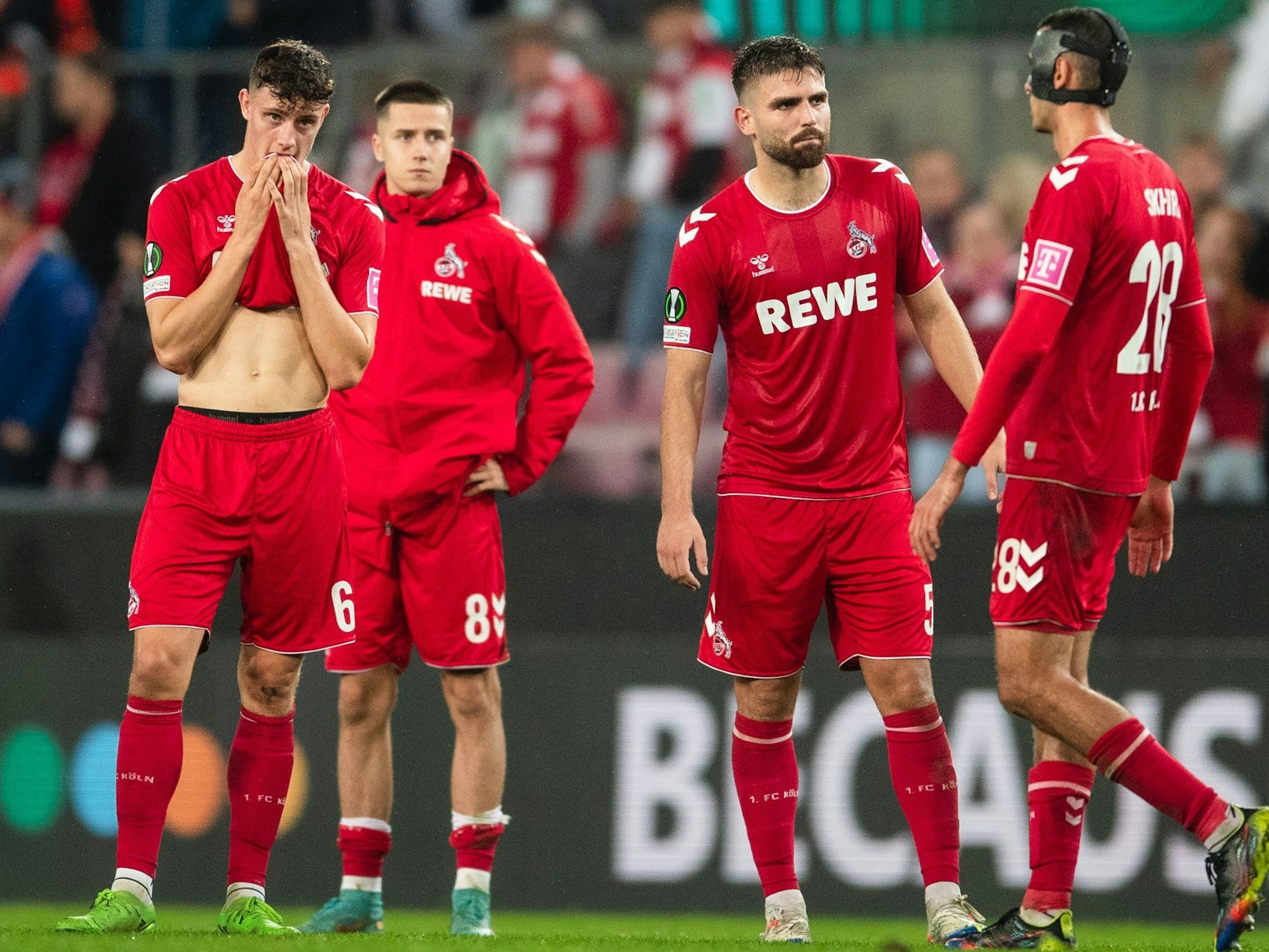 Rhein-Energie-Stadion: Eric Martel (l-r), Denis Huseinbasic, Nikola Soldo und Ellyes Skhiri auf dem Platz.