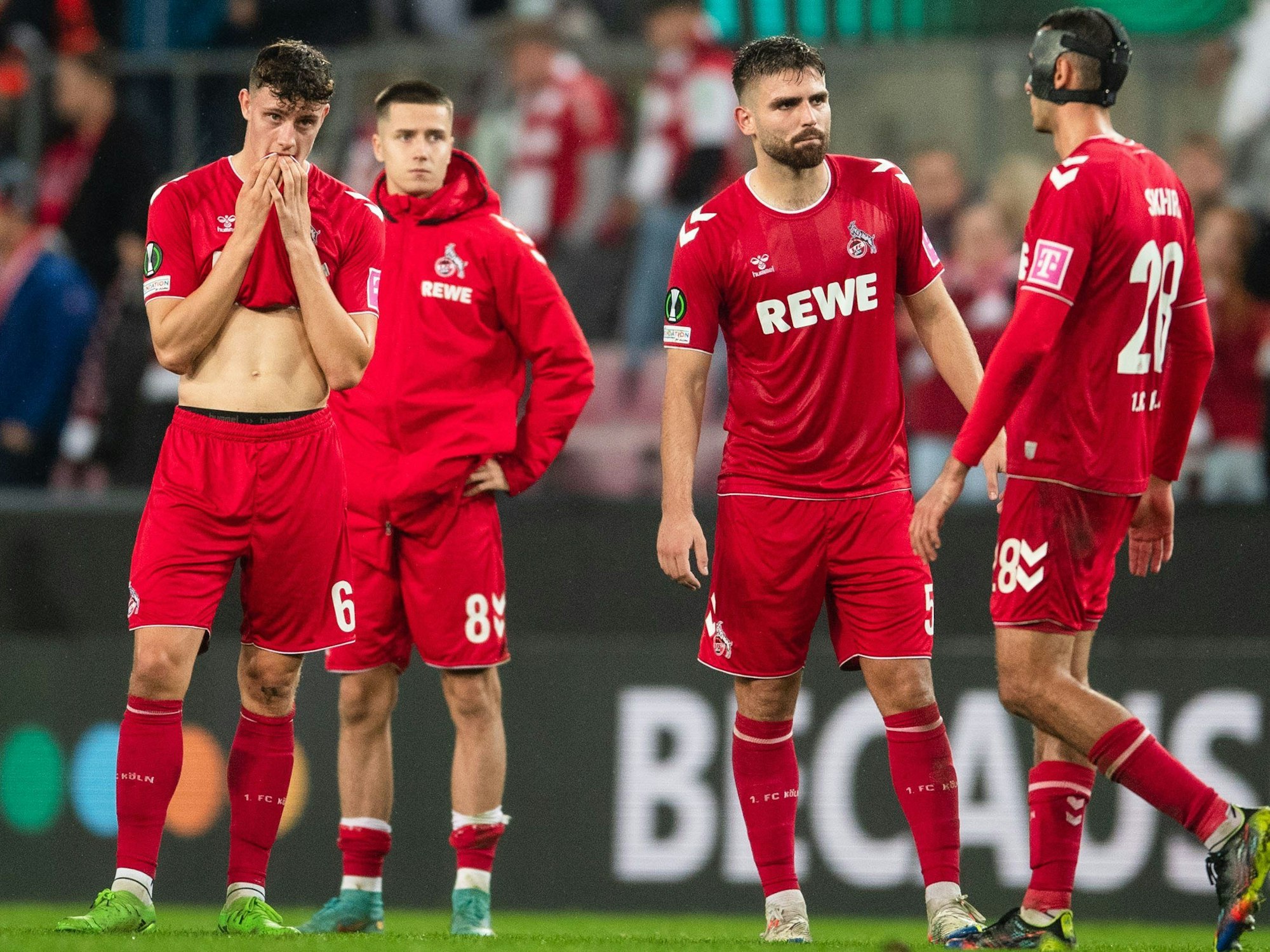 Rhein-Energie-Stadion: Eric Martel (l-r), Denis Huseinbasic, Nikola Soldo und Ellyes Skhiri auf dem Platz.