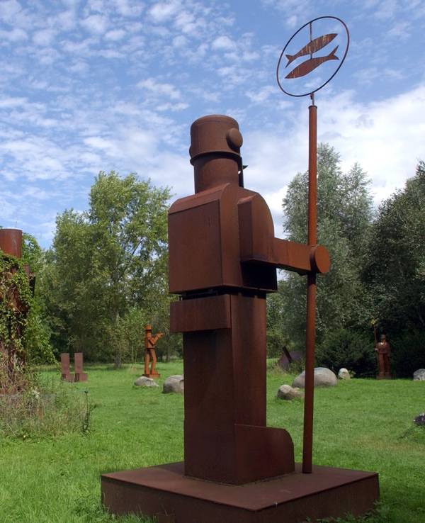 Objekte des Künstlers Anatol Herzfeld stehen auf der Museumsinsel Hombroich.