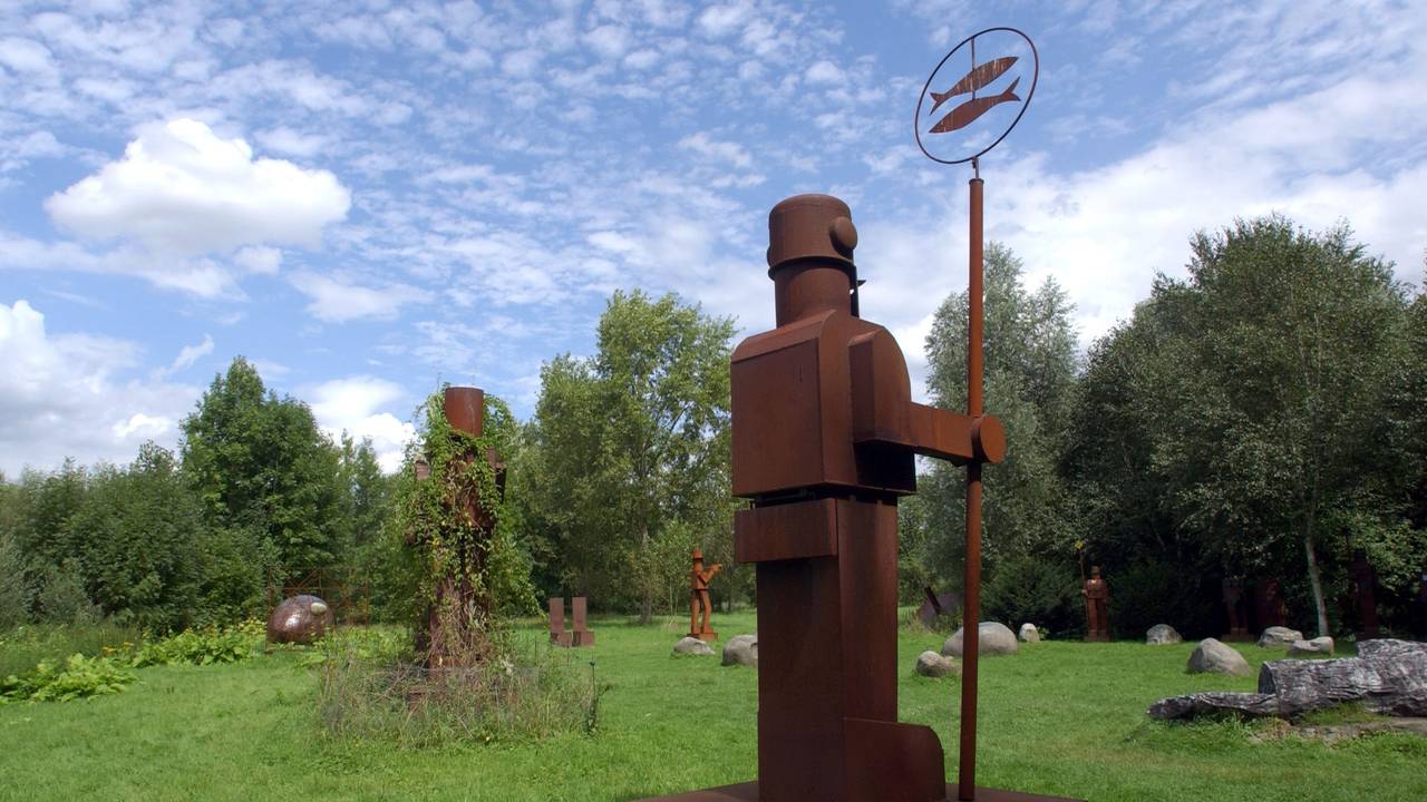 Objekte des Künstlers Anatol Herzfeld stehen auf der Museumsinsel Hombroich.