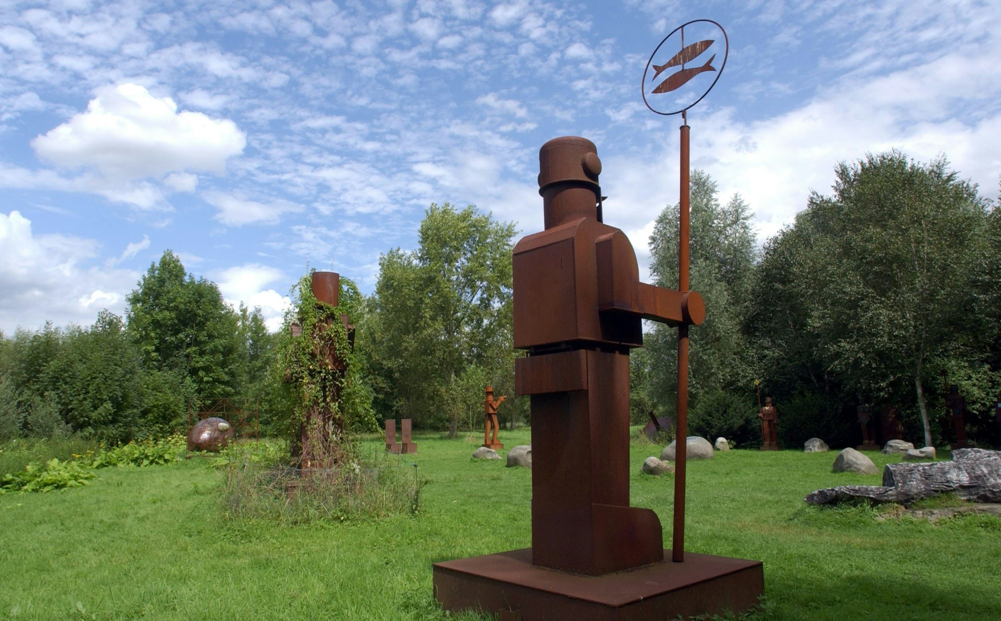 Objekte des Künstlers Anatol Herzfeld stehen auf der Museumsinsel Hombroich.
