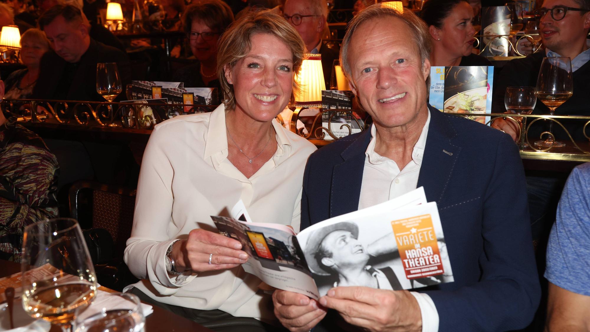 Christina Block mit Gerhard Delling lächeln in die Kamera.