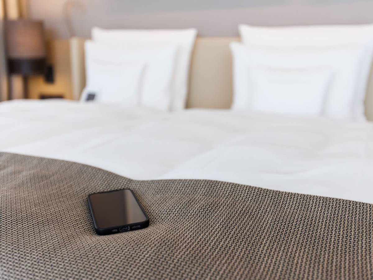 Mit vielen kleinen smarten Tricks kann man richtig Energie sparen. Wer im Schlaf Energie sparen will, sollte sein Handy nicht über Nacht laden.