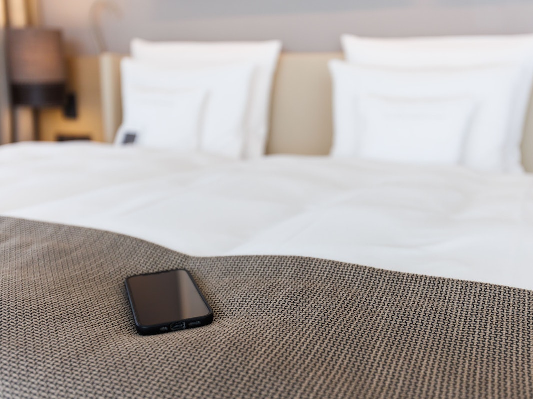 Mit vielen kleinen smarten Tricks kann man richtig Energie sparen. Wer im Schlaf Energie sparen will, sollte sein Handy nicht über Nacht laden.