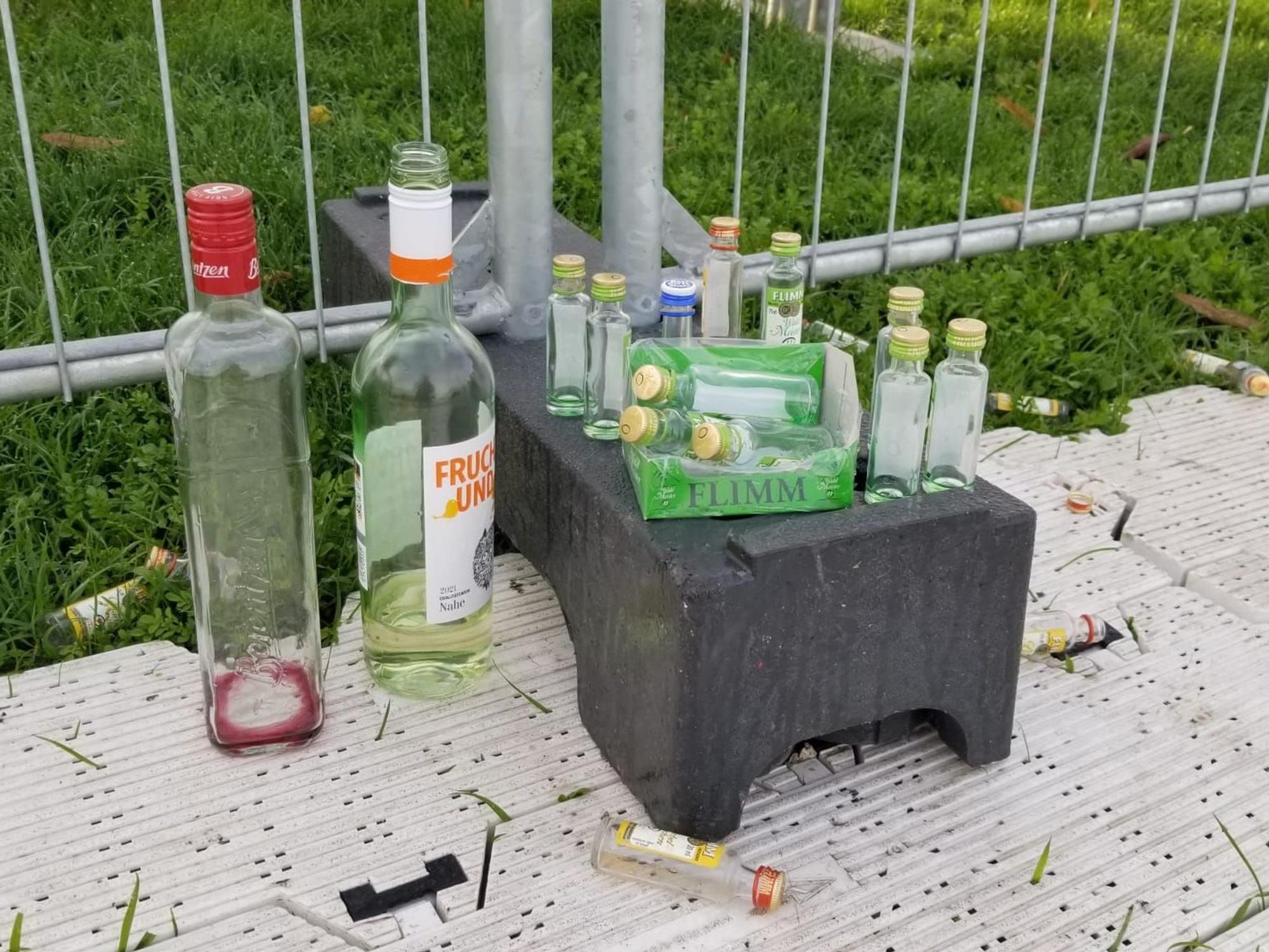 Glasflaschen müssen am 11.11. in Köln vor dem Eingang zu den Feierzonen abgegeben werden.