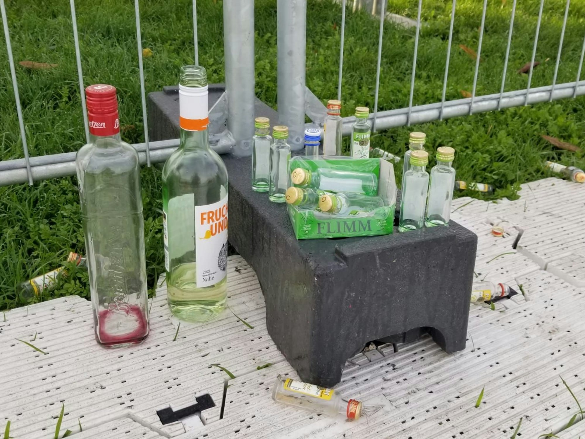 Glasflaschen müssen am 11.11. in Köln vor dem Eingang zu den Feierzonen abgegeben werden.